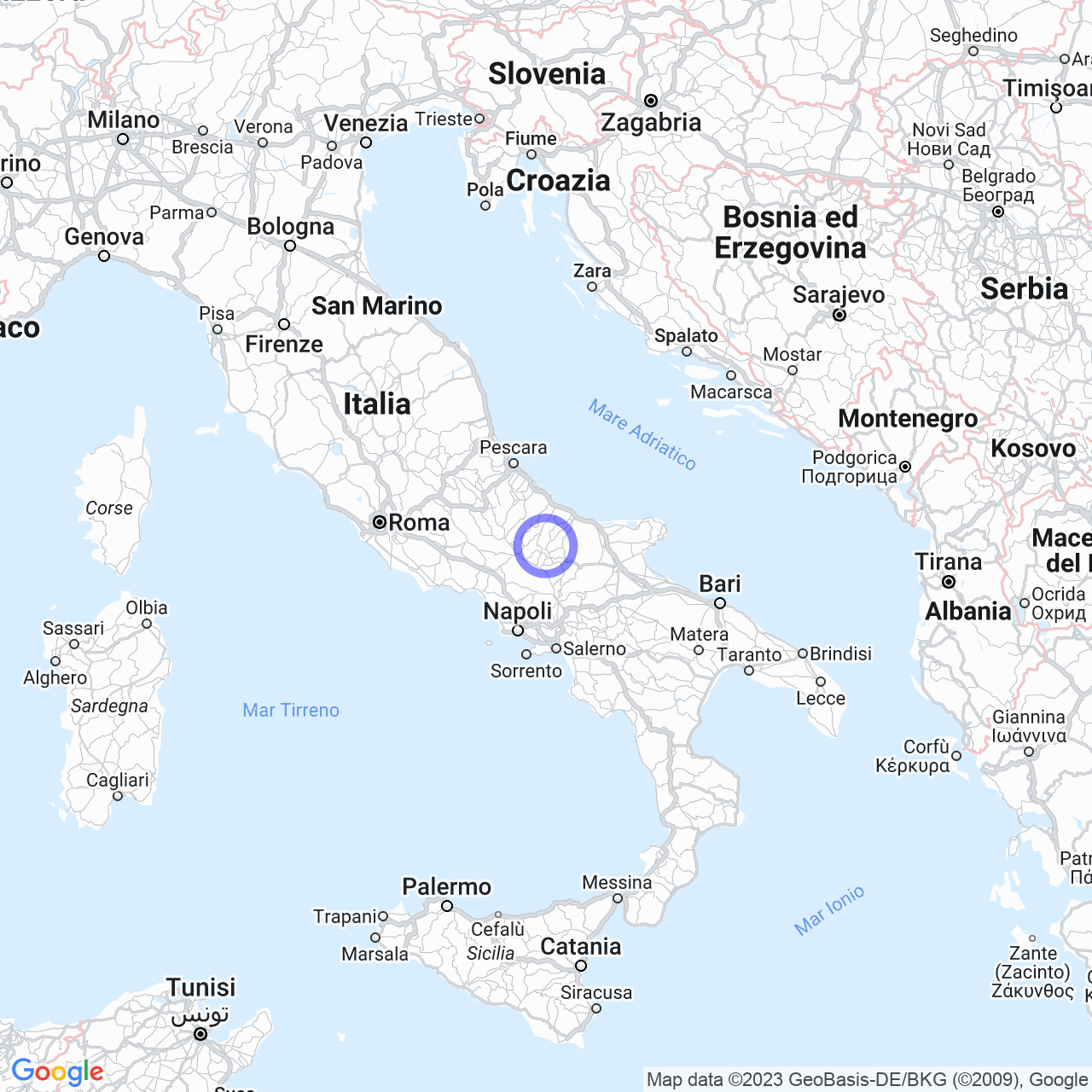 posto c'è Venafro, seguita da Agnone e Larino.

# Alla scoperta dei piccoli comuni
Ma il Molise non è solo fatto delle sue città più grandi. Ci sono anche molti piccoli comuni che meritano di essere visitati per la loro bellezza e il loro patrimonio artistico e culturale. Ad esempio, Sepino con il suo antico teatro romano, Agnone con la sua tradizione della lavorazione del rame e la sua campana risalente al 1200, Pietrabbondante con il suo teatro tutto in pietra e molte altre località che vi lasceranno a bocca aperta.

# Il Molise: una regione ricca di storia e natura
Il Molise è una regione che offre molto ai suoi visitatori. Oltre ai comuni che abbiamo appena citato, ci sono numerose riserve naturali, parchi regionali e siti archeologici che meritano di essere visitati. Il Parco Nazionale d'Abruzzo, Lazio e Molise, la Riserva Naturale Regionale Monte Mutria, le rovine dell'antica città romana di Saepinum sono solo alcuni esempi delle meraviglie che il Molise ha da offrire.

# Conclusione
In sintesi, il Molise è una regione che stupisce per la sua bellezza e la sua varietà di attrazioni. Dai comuni più grandi ai piccoli centri, dalle riserve naturali ai siti archeologici, il Molise è una meta ideale per chi cerca una vacanza all'insegna della scoperta e della natura.